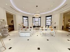 沿街旺铺一拖二,豪华装修拎包入住,适合银行展厅会所重餐饮会等