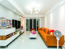 客厅出阳台,安静位置,通风效果不错,适宜居住,俊峰丽舍