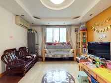 杨泰一村中间楼层的原始三房,边套采光更通透