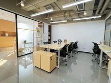 越秀18楼落地窗视野办公室,配套齐全精装可注冊,高雅环境接待