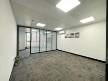 万达广场小面积 精装修一个隔间 可以配家具 地铁口随时看房