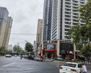 十字路口成熟万人小区,年金38万,无抵押产权清,买就