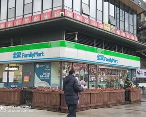 一环路转角铺,年收20万,全家超市承租,无抵押,双证齐全。