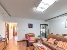 《中介费1个点》阳光好到刺眼,视野好到看很远,就等来