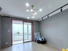 《中介费1个点》昨晚谈到这个价格,阳光刺眼