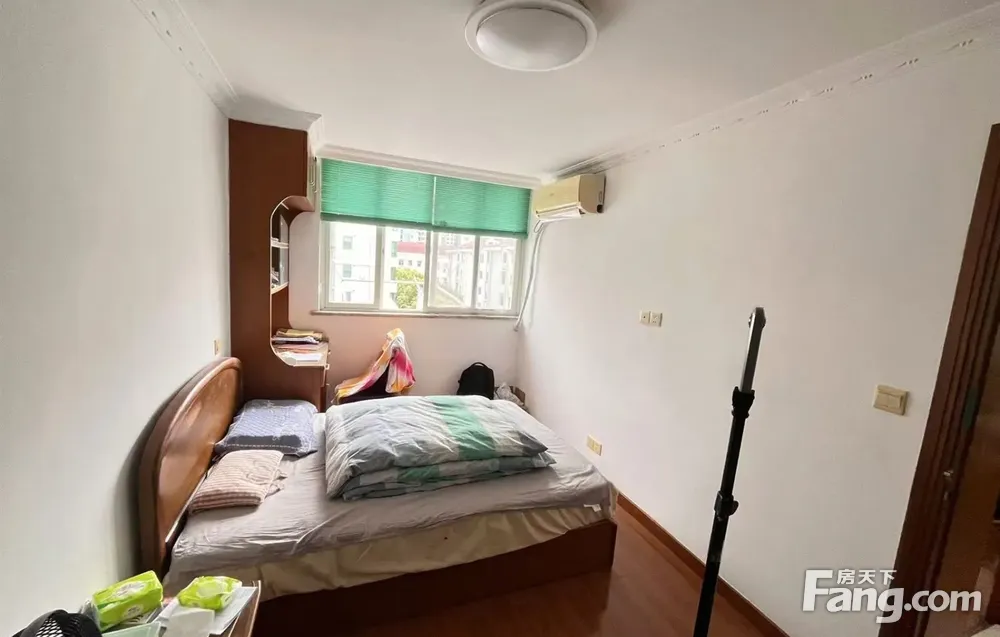 紧邻体育场地铁口.南北两居室.周边商场环绕.领包入住