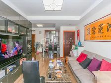 精装三房,拎包即入住,看房方便,小区花园位置,周边配套齐全!