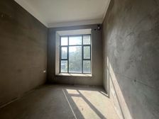 对!你没看错真实一楼采光实景照片!靠近大门口!恒大翡翠华庭