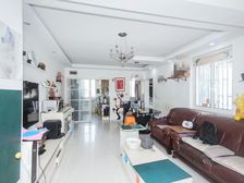 新上好房!全明三房超大的客厅 采光极好 看房方便 精装修