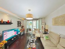 位置安静,一楼自带40平庭院,有个地下固定车位,南北通风