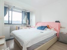 !房东诚售!30 精装全送!中间楼层非深井室!总价低!