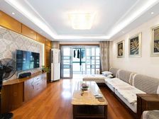 小区靶心位置,业主诚意出售,三阳台户型,装修好直接拎包住!