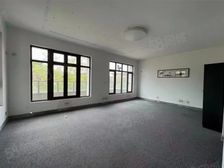 独栋别墅 北临河 有天有地有花园