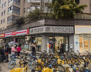 房东急用钱,亏本甩卖(浙文眼镜)年租15万,地铁口转角双开门