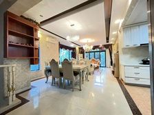 地铁口800米精装修独门独院别墅!四居室三房朝南!诚心急售!