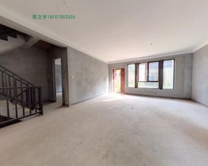 西端户独门独户下叠,院子180平,地下2层三百平。