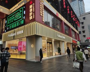 地铁口转角铺 品牌商家 年租金26万 12米大开间 包税急卖