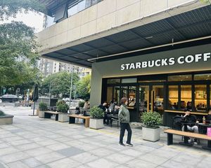 高新区转角铺(星巴克 年租25万)25米展示面 十万人常住!
