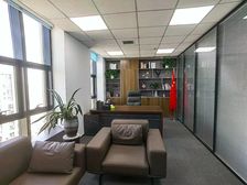 带全套家具!知名商圈!万达广场260平4隔断 好招人 地铁口