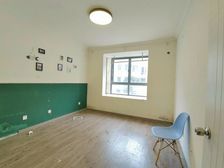 已爆改三室,门口商业街,繁华地段,满五年税费少,看中可谈