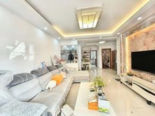 刚需必看!全新婚房装修!拎包入住!户型方正送车库 价格可谈