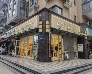 三小区大门口(安德鲁森)年租十万,转角双开门,超大展示面
