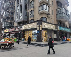 低价急售,三小区大门口(安德鲁森)年租十万,转角双开门。