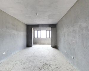 青秀三期靓房,好楼层,清水毛坯,次新房,地铁口都近