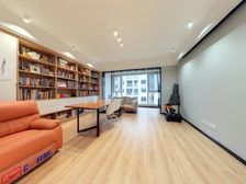 三房改四房,自住装修,中 央空调,一梯两户!