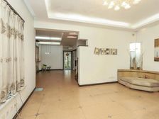 小区第二排,远离马路,居家安静,四房方正带阁楼。