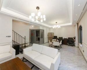 小区仅5套,南北大花园,看房方便,诚心出售