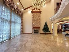 独占1653平南临河!耗资800W豪装带电梯,全套房围墙3米