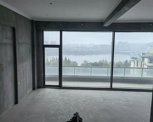 君湾中心,206平6楼590万,毛坯,四面环水,一线姚江。