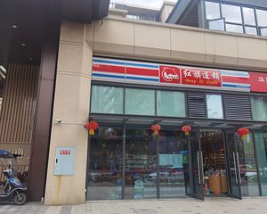 双小区大门口(红旗连锁)年租15万,带烟草证,三天可拿证