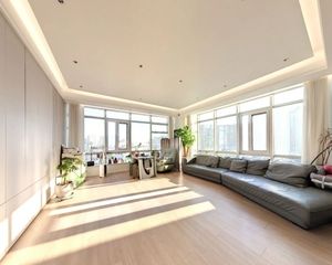 我是本房维护人 聚龙花园 3室2厅 218平看房方便精装修