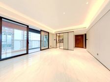 龙湖天街旁,7号线地铁旁,出门就是千亩公园,22年次新房