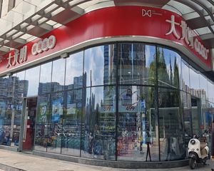 独栋转角铺,年收26万,大光明眼镜承租,13米全玻璃展示面。