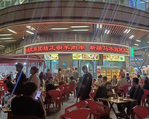 人气铺,年收22万,新疆美食承租,12米开间,30平米外摆。