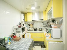 地铁口200米,成山小区,1梯2户,婚房精装3年 视野无遮挡