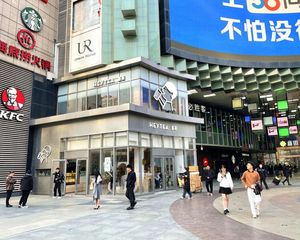 郑州国贸中心 临街把角 挑高9.6米 品牌店租户 当天可过户