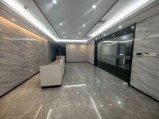 国际金融中心450平米电梯口大前台6个独立办公室一个员工区