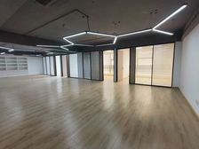 全新装修!新城国际350平米,朝南,户型方正室内带5个隔间