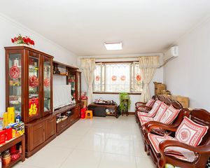 青塔万恒家园南北通透,满五年一套 格局方正 使用率高