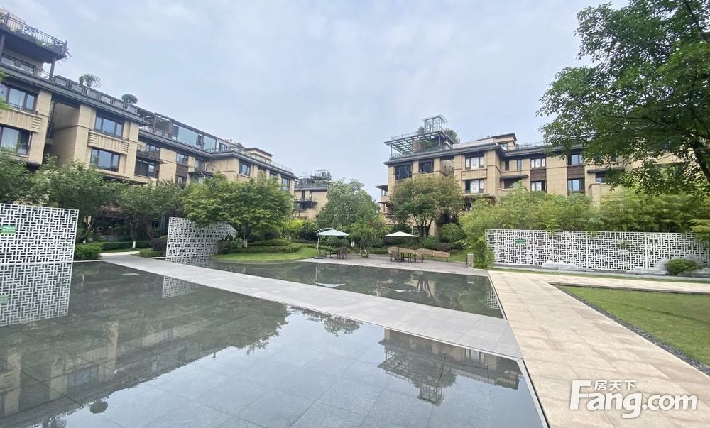 带l型屋顶露台 价可谈 带车位,重庆渝北照母山康桥融府别墅二手房