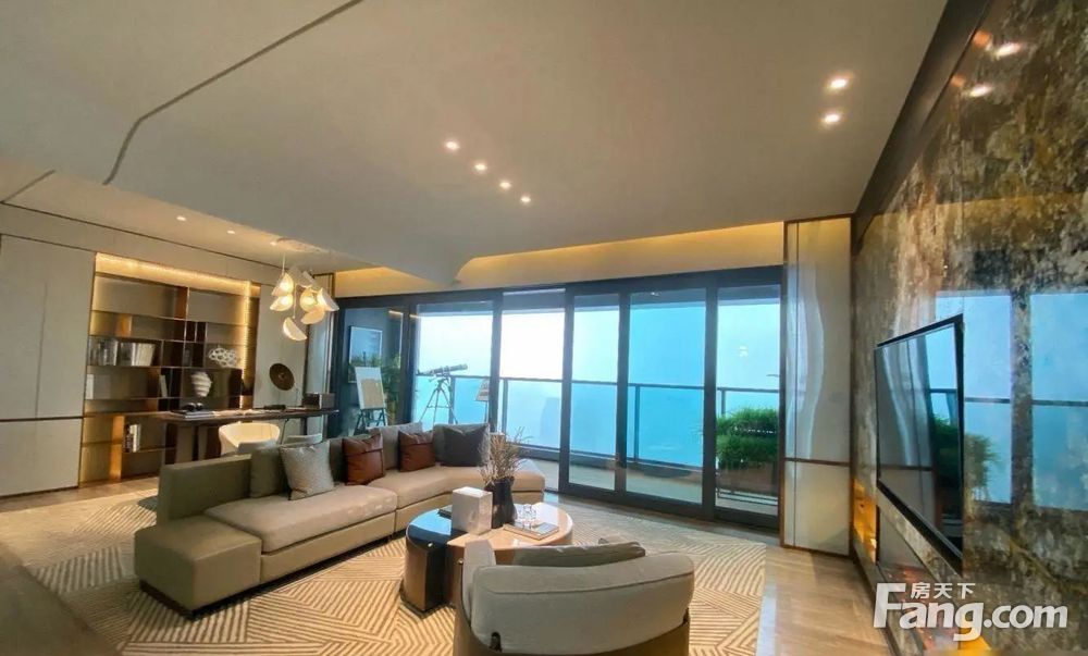 特价房3套重庆解放碑146平豪宅大平层楼下3轻轨交汇