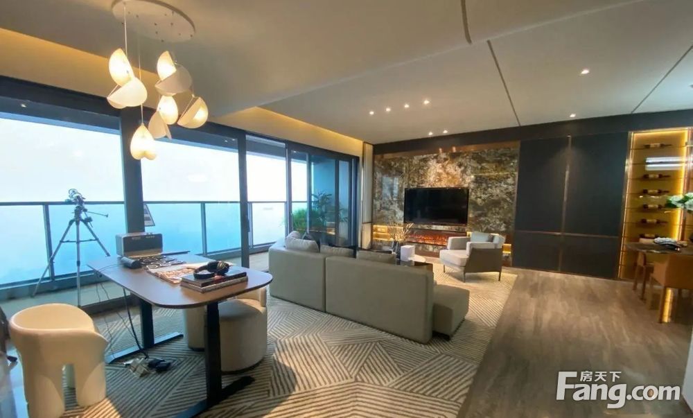 特价房3套重庆解放碑146平豪宅大平层楼下3轻轨交汇