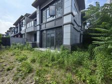 石湖公园旁 石湖湾三期联排东边户 带花园近120平小区弟二排
