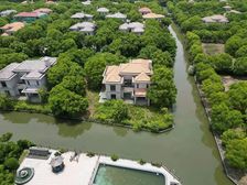 背靠佘山,上海紫园,深宅大院,占地3200平,西北两面临大河