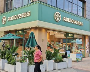 十字路口转角铺,年收15万,爱达旗舰店承租,无抵押,双证齐全