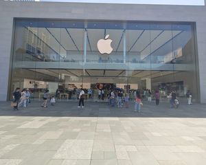 19米全玻璃展示面,年收33万,苹果旗舰店承租,8年租约。